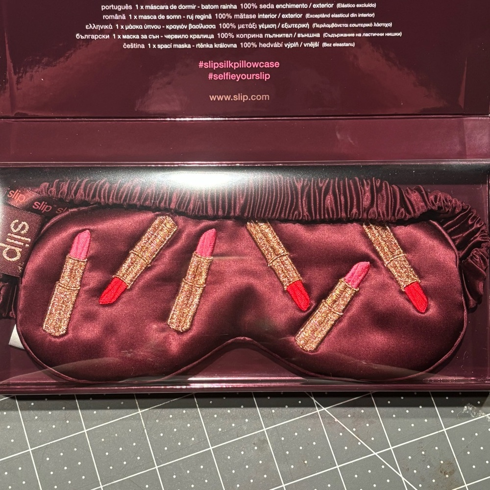 Slip Pure Silk Sleep Mask Burgandy Red Embroidered Lipstick Design NWT New - Picture 2 of 4
